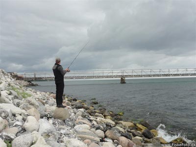 Søren fisker ved Glatved Strand.