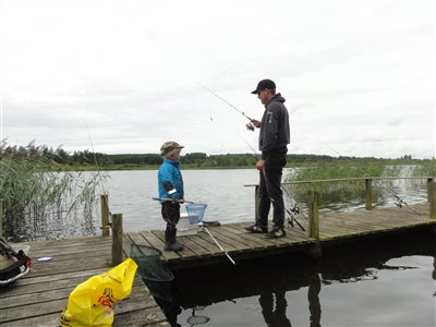 Søren og Silas fisker.