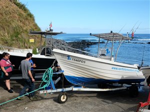 Bådene trækkes op over stranden i Maia.