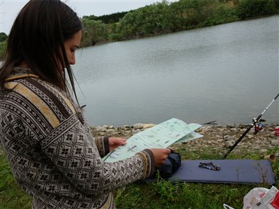 Anna studerer søens insektliv.