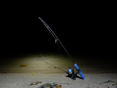 Den lille isfiskestang som jeg bruger når jeg går rundt i søen om natten på jagt efter knuder og andet godt.