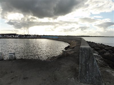 Den nordlige mole på Øster Hurup Havn.