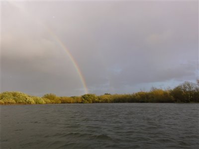 En regnbue ved søen. Og det var ikke en af dem med finner!