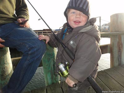 En ung lystfisker. Silas har styr på udstyret.