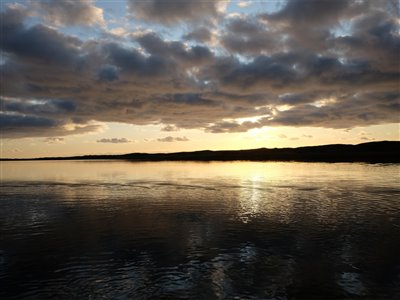 Flot solnedgang over fjorden.