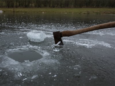 Hullerne i isen blev hugget med økse.
