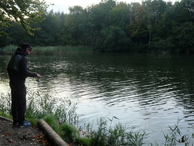 Jørn fisker efter båndgrundlinger i put and take søen.