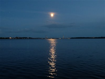 Måneskin over lillebæltsbroen ved Fredericia Havn.