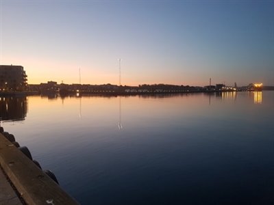 Èn smuk og blik stille morgenstund på havnen.