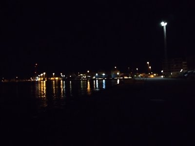 Pladsen på Fredericia havn indtages før solopgang, stilheden og plaskende jagende Marsvin nydes imens.