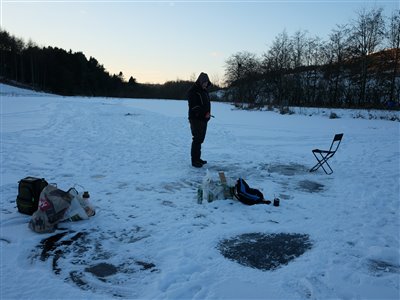 Råhygge og camp på isen, der blev fisket igennem i håbet om en hug periode.