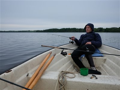 Rasmus fiskede aborrer med en lille isfiskestang.