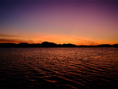 Solnedgang over søen.
