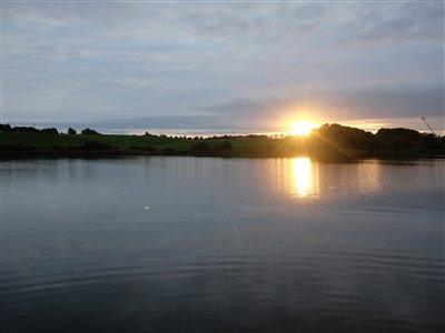 Solnedgang ved søen.