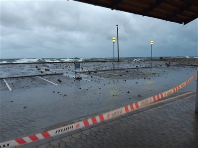 Stormen var så kraftig, at havnen i Allinge blev afspærret, fordi havet kastede med sten.