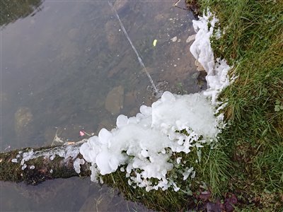 udløbet fra den øverste sø til den midterste sø  havde lavet nogle sjove is-former i kulden.