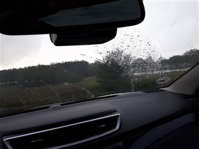 Udsigten fra bilen da jeg ventede på ophold i regnvejret.