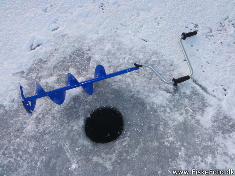 Et 200 mm isbor af mærket Mora. (isbor, isfiskeri, hul, bore)
