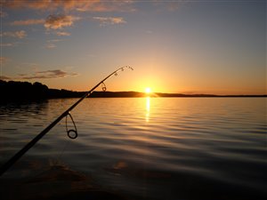 Flot solnedgang på søen.