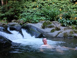 Badning i åen ved Cascata do Salto do Prego efter en lang gåtur op i bjergene.