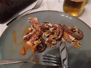 Blæksprutte på tallerkenen.