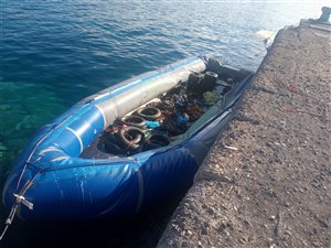 En gummibåd som ser ud til at være brugt af flygtninge.