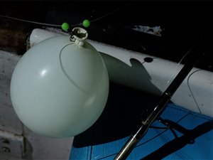 En hvid ballon med et knæklys indeni blev brugt som flåd.