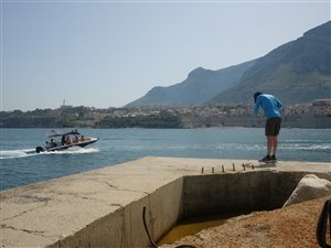 Jørn fisker i Castellammare del Golfo.