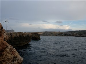 Klipperne i den nordlige del af Malta ved færgen til Gozo.