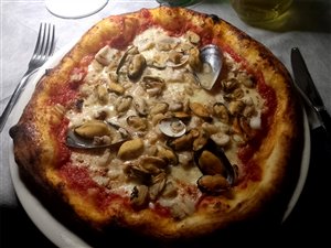 Pizza med seafood.