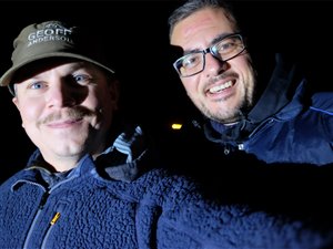 Selfie med to blækspruttefiskere i mørket.