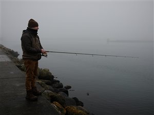 Michael fisker med blink i havnebassinet i Grenaa Havn.