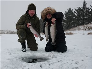 Isfiskeri efter ørreder på put and take søen - 15. februar 2021